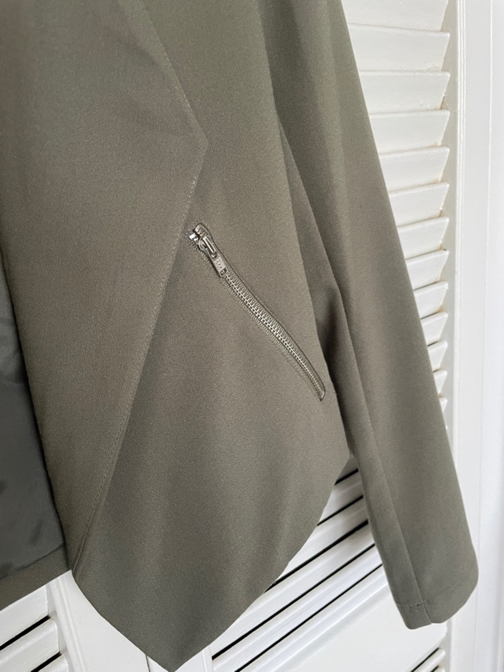 H&M Cropped Olive Green Blazer with zipper detail - Picture 3 of 4